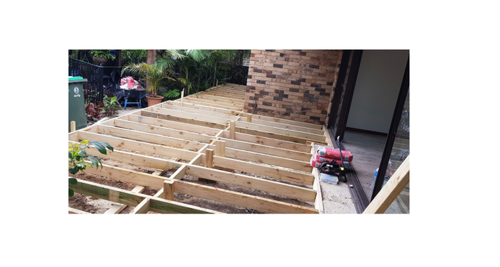 DCR Carpentry & Construction Logo