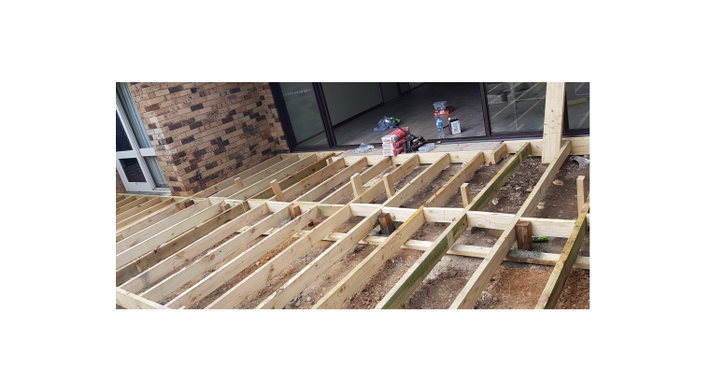 DCR Carpentry & Construction Logo