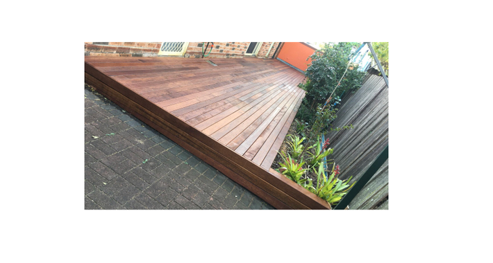 DCR Carpentry & Construction Logo