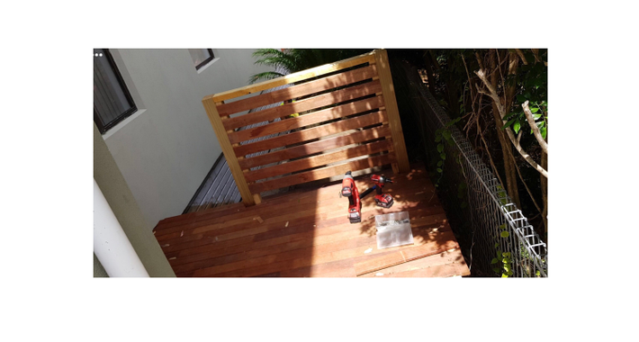 DCR Carpentry & Construction Logo